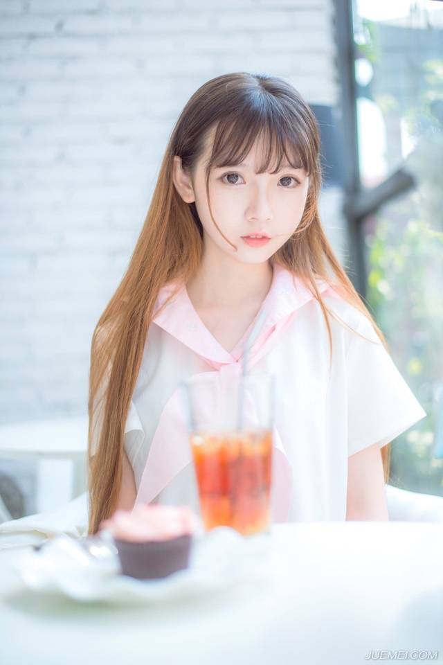 “也对。”庞统点点头：“既然刘将军执意强辩，统也不与你争论，就当你所言是对的，那就说说下一个话题，两国交锋，不斩来使，庞某此来，一路拜关而入，依足了礼数，如今还未开口，刘将军却直接将我拿下，难道这蜀中之地，与我中原大地待客之道有所不同？”